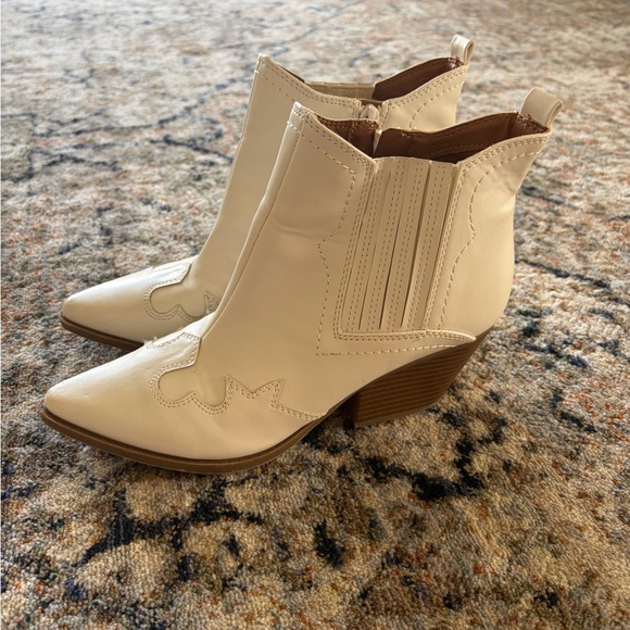 Indigo Rd. Cream Western Ankle Boots – Size 7 - Picture 2 of 7